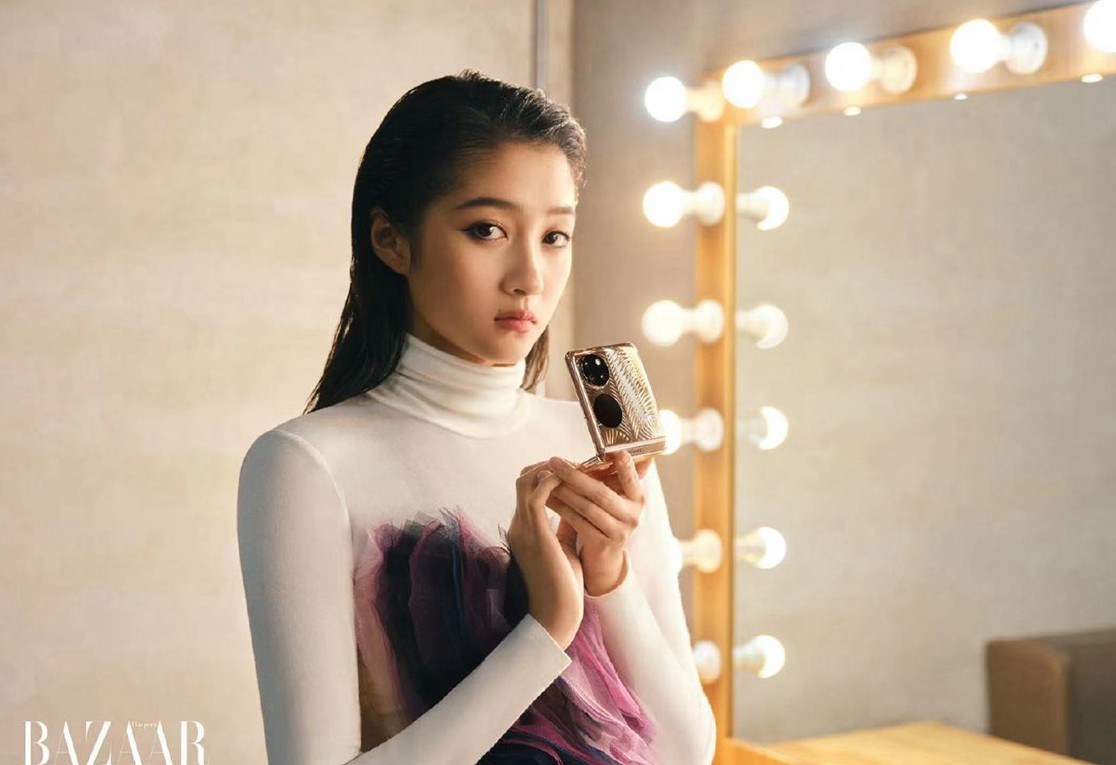 关晓彤时尚芭莎大片搭配华为折叠屏极具科技感