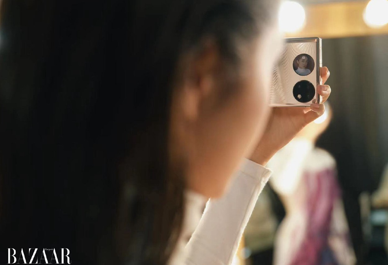 关晓彤时尚芭莎大片搭配华为折叠屏极具科技感