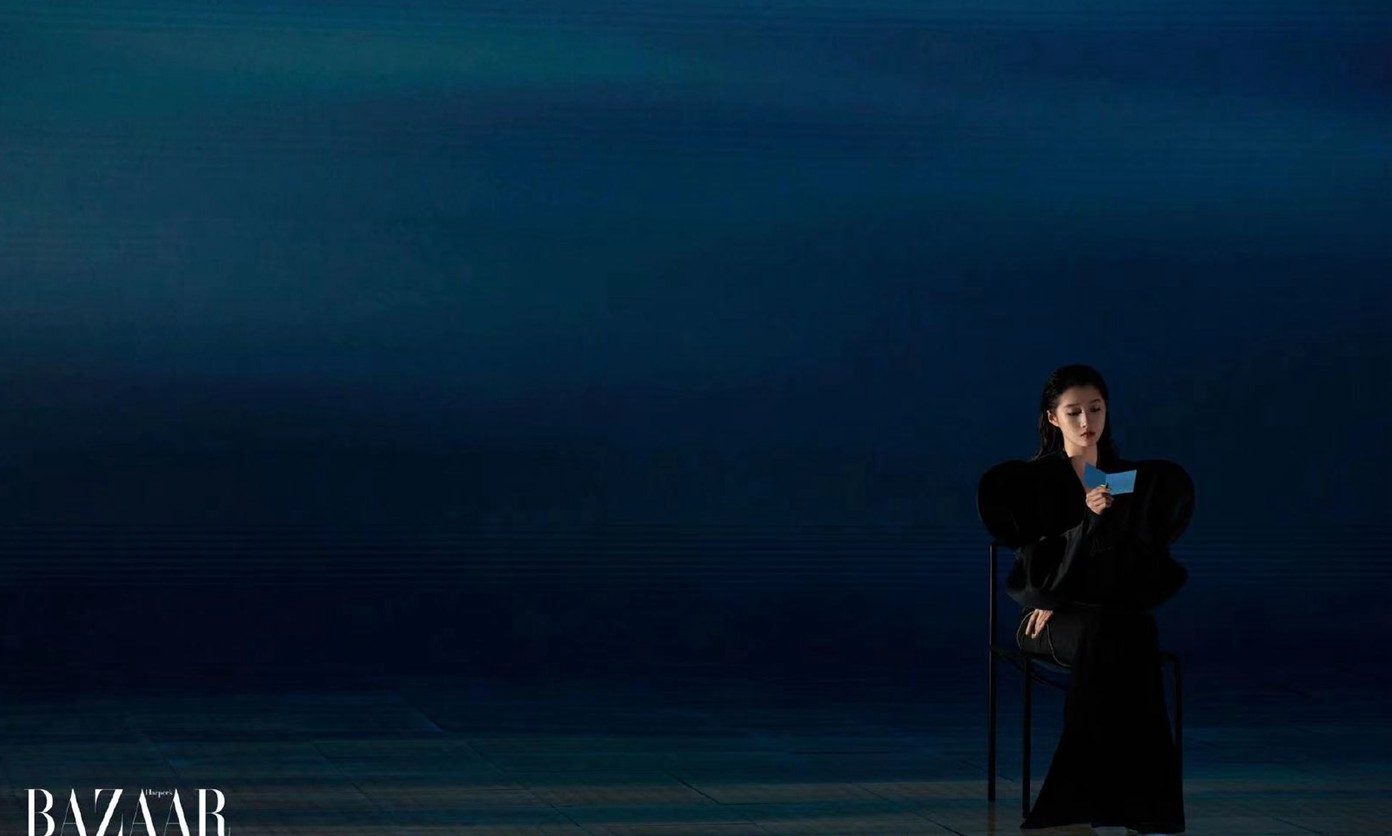 关晓彤时尚芭莎大片搭配华为折叠屏极具科技感