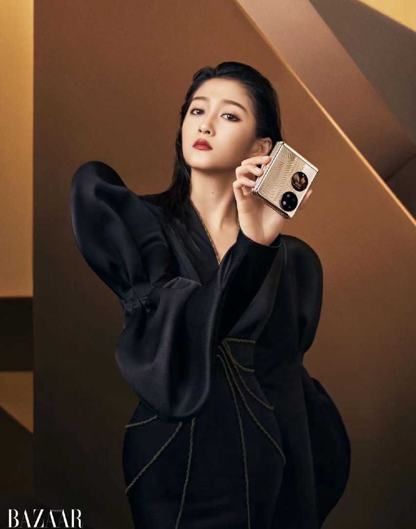 关晓彤时尚芭莎大片搭配华为折叠屏极具科技感