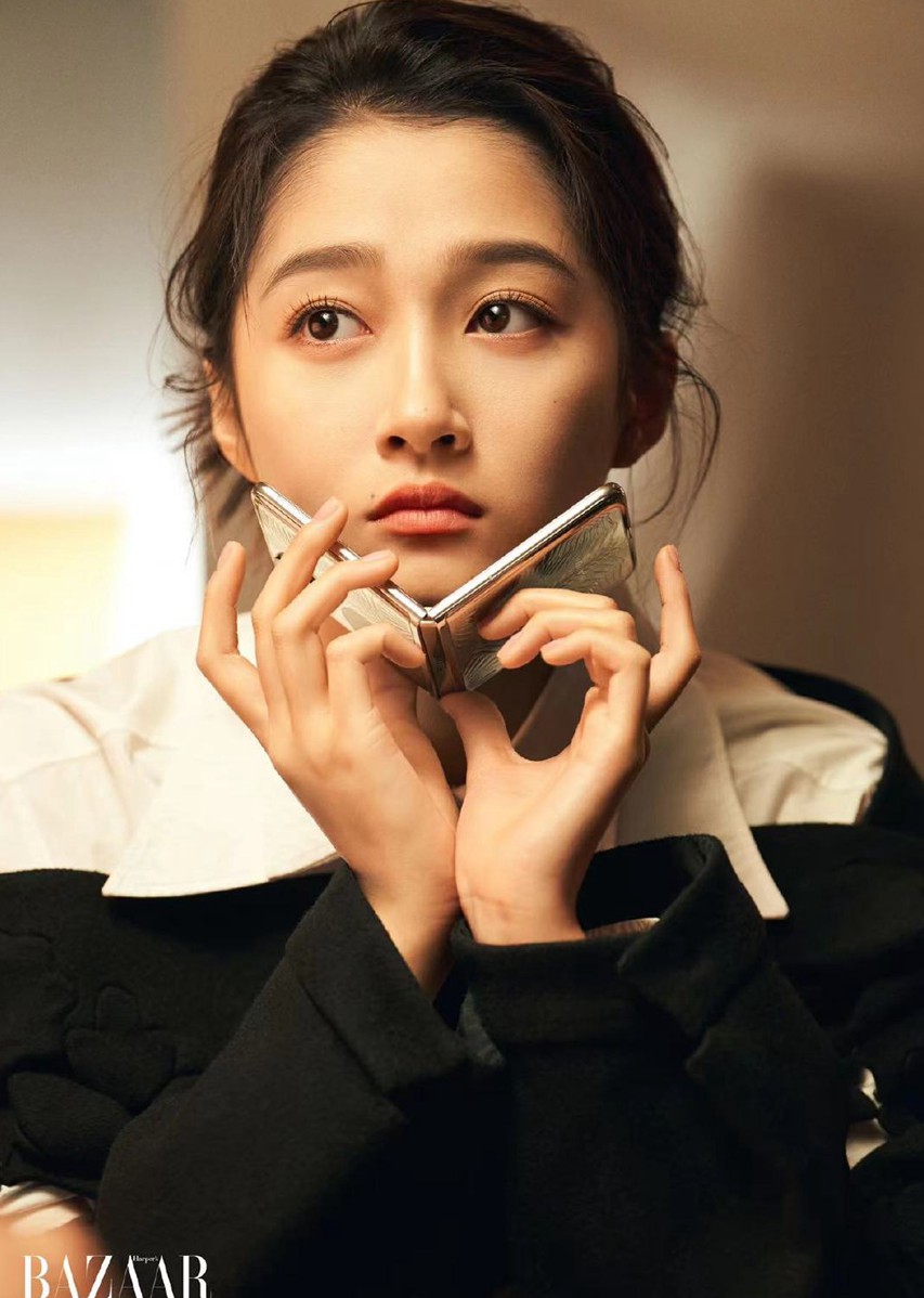 关晓彤时尚芭莎大片搭配华为折叠屏极具科技感