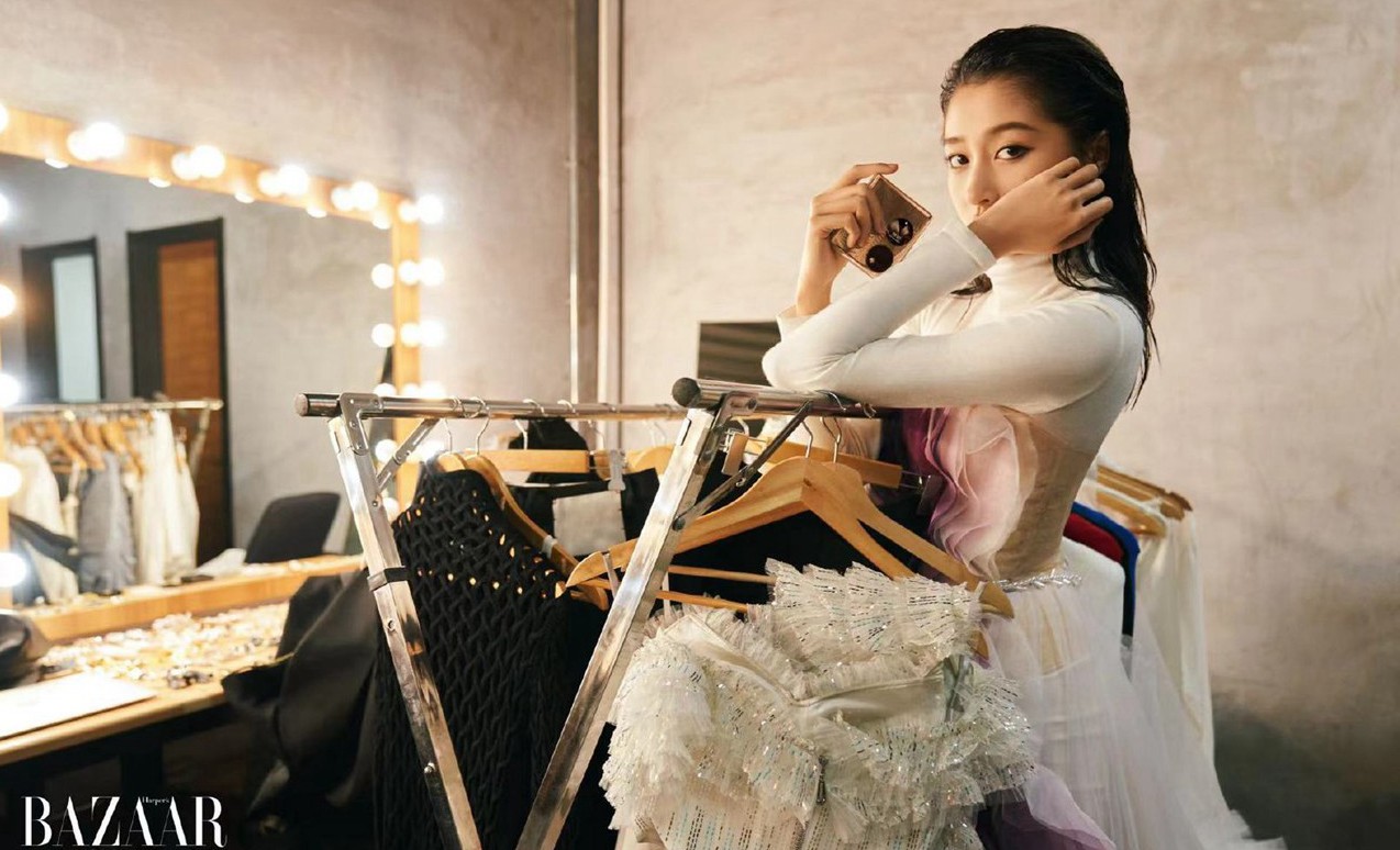 关晓彤时尚芭莎大片搭配华为折叠屏极具科技感