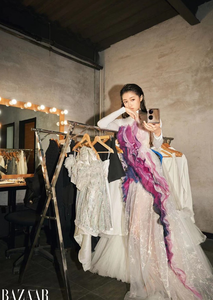 关晓彤时尚芭莎大片搭配华为折叠屏极具科技感