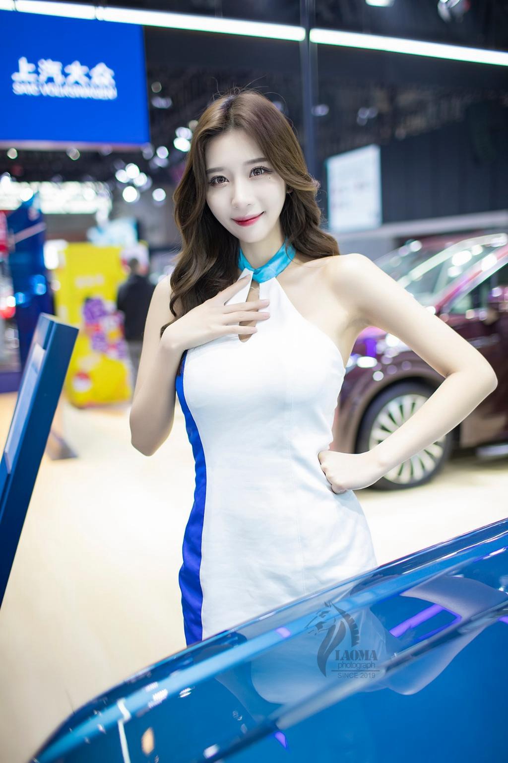 美女车模露肩短裙高跟美腿私拍