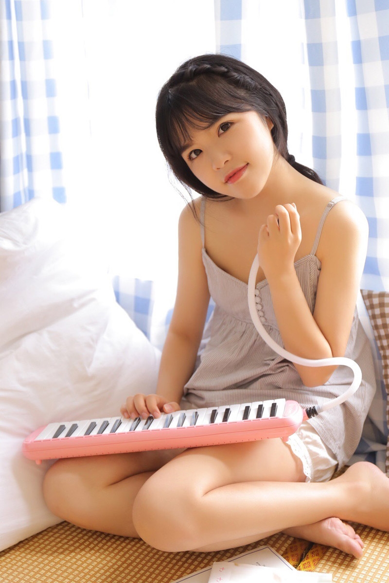 早安少女慵懒随性室内个人写真