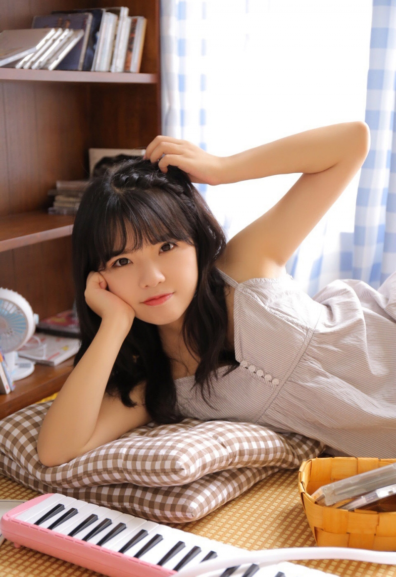 早安少女慵懒随性室内个人写真