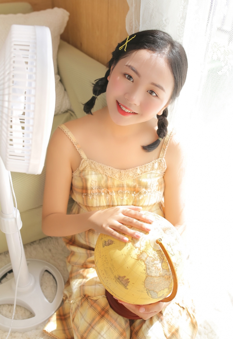 麻花辫萌妹子白丝美腿室内写真