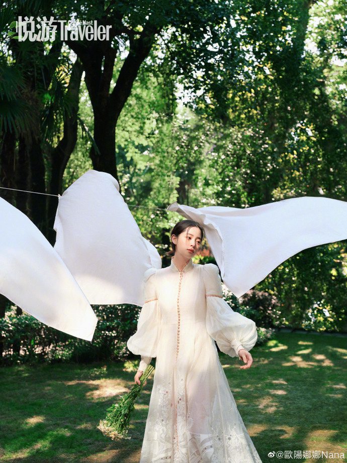 欧阳娜娜穿梭丛林间化身花仙子