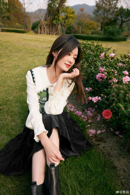 李沁置身绿意繁花尽显清新自然