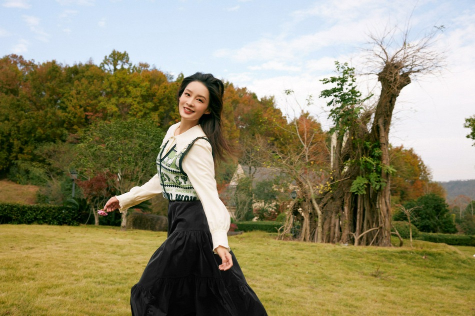 李沁置身绿意繁花尽显清新自然