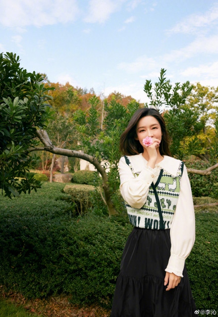 李沁置身绿意繁花尽显清新自然