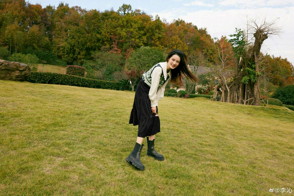 李沁置身绿意繁花尽显清新自然