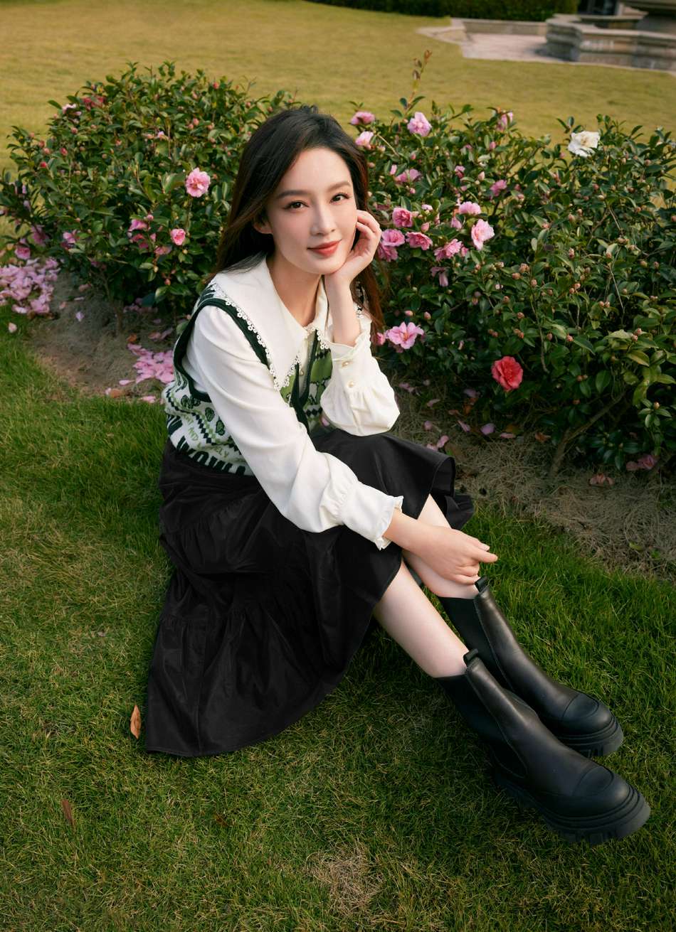 李沁置身绿意繁花尽显清新自然