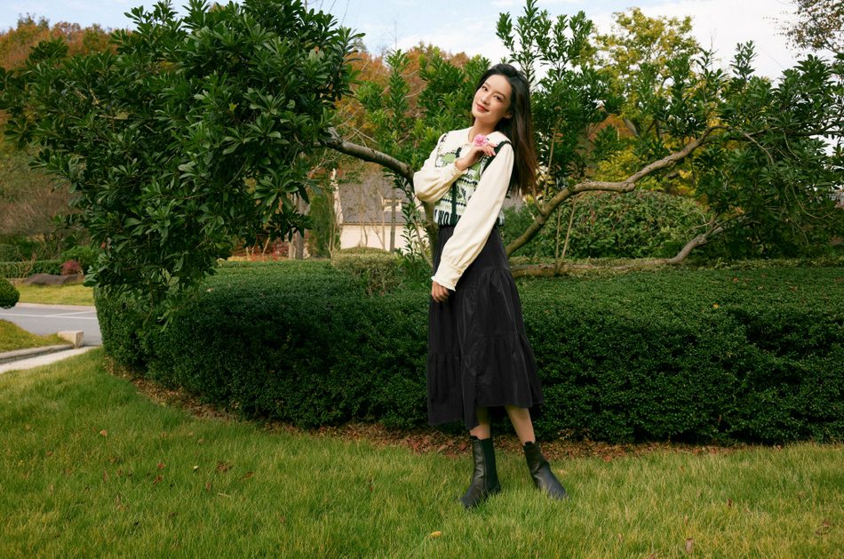 李沁置身绿意繁花尽显清新自然