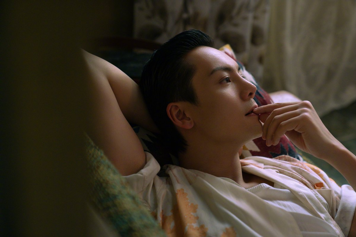 陈伟霆兑现直播18宫格照片满满港风氛围感