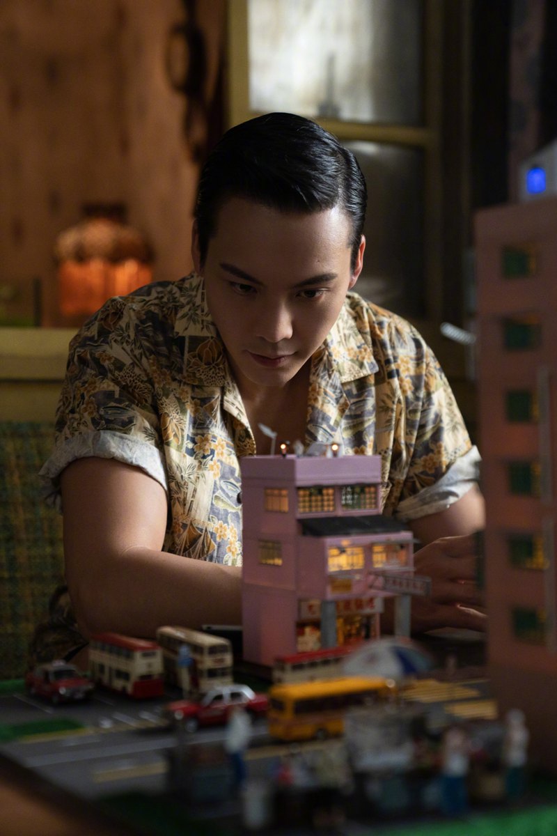 陈伟霆兑现直播18宫格照片满满港风氛围感