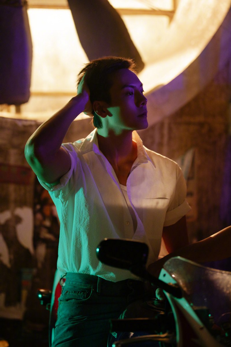 陈伟霆兑现直播18宫格照片满满港风氛围感