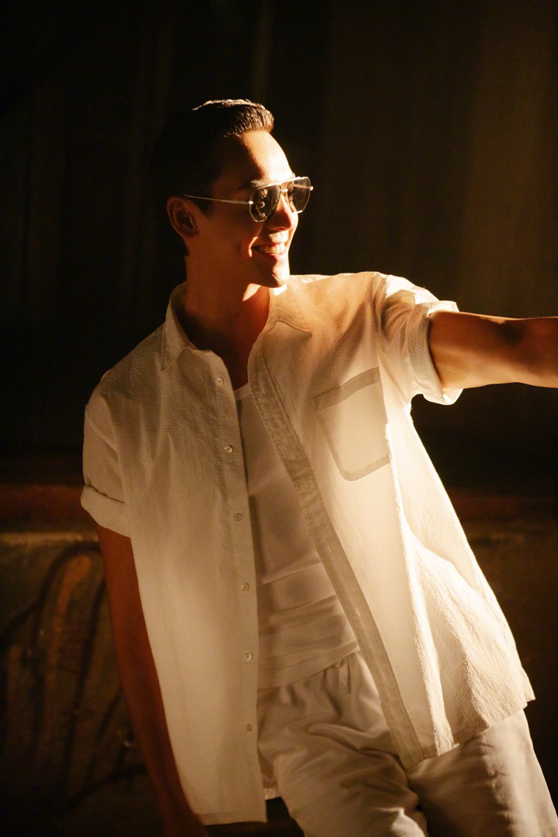 陈伟霆兑现直播18宫格照片满满港风氛围感