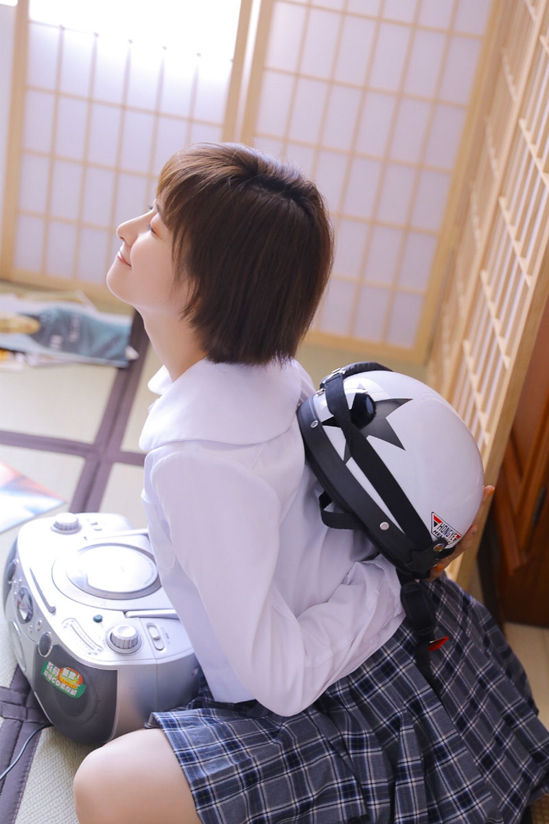 短发美女学生制服俏皮可爱写真