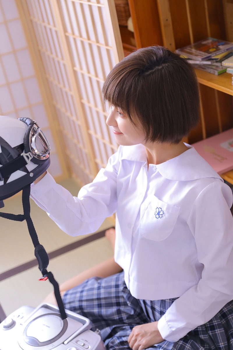 短发美女学生制服俏皮可爱写真