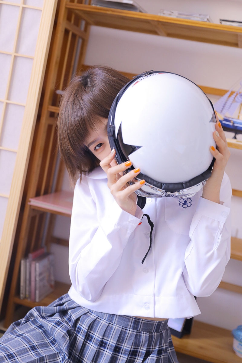 短发美女学生制服俏皮可爱写真