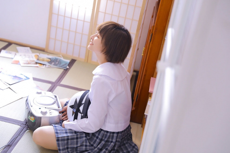 短发美女学生制服俏皮可爱写真