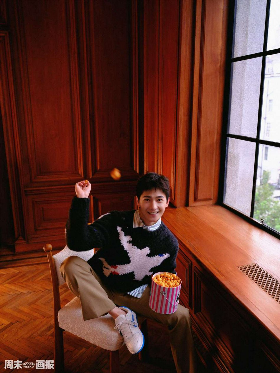 杨洋穿梭在街道上充满生活气息