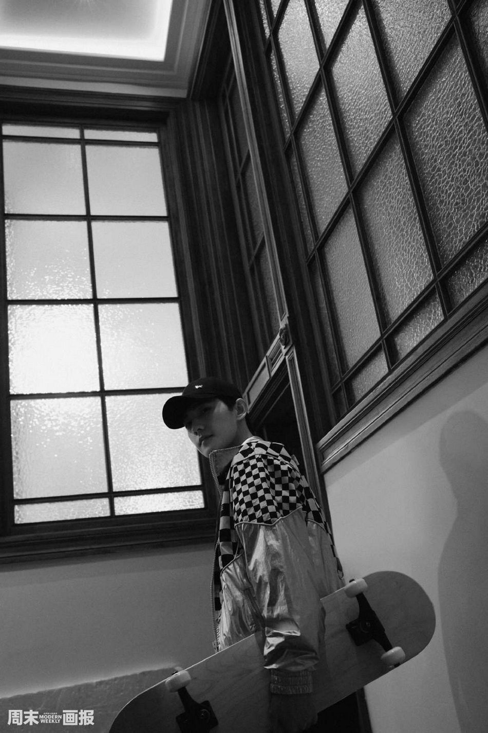 杨洋穿梭在街道上充满生活气息