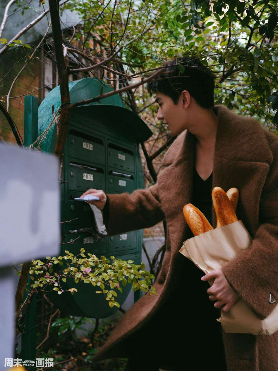 杨洋穿梭在街道上充满生活气息