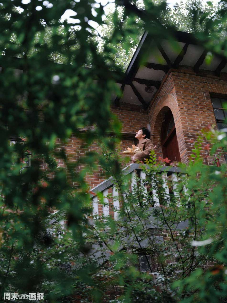 杨洋穿梭在街道上充满生活气息