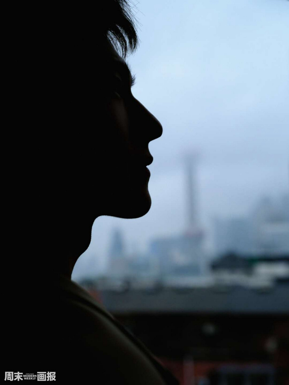 杨洋穿梭在街道上充满生活气息