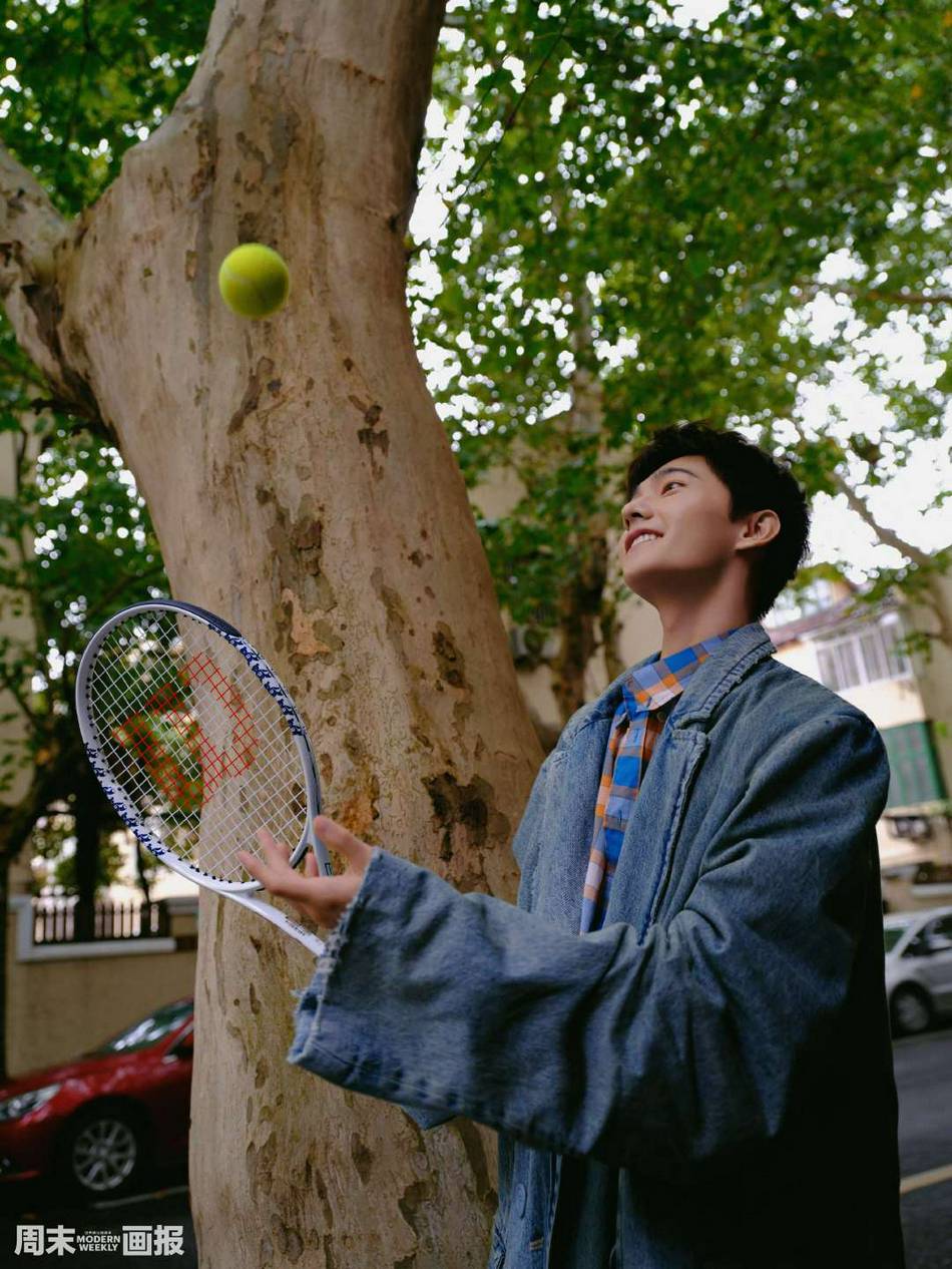 杨洋穿梭在街道上充满生活气息