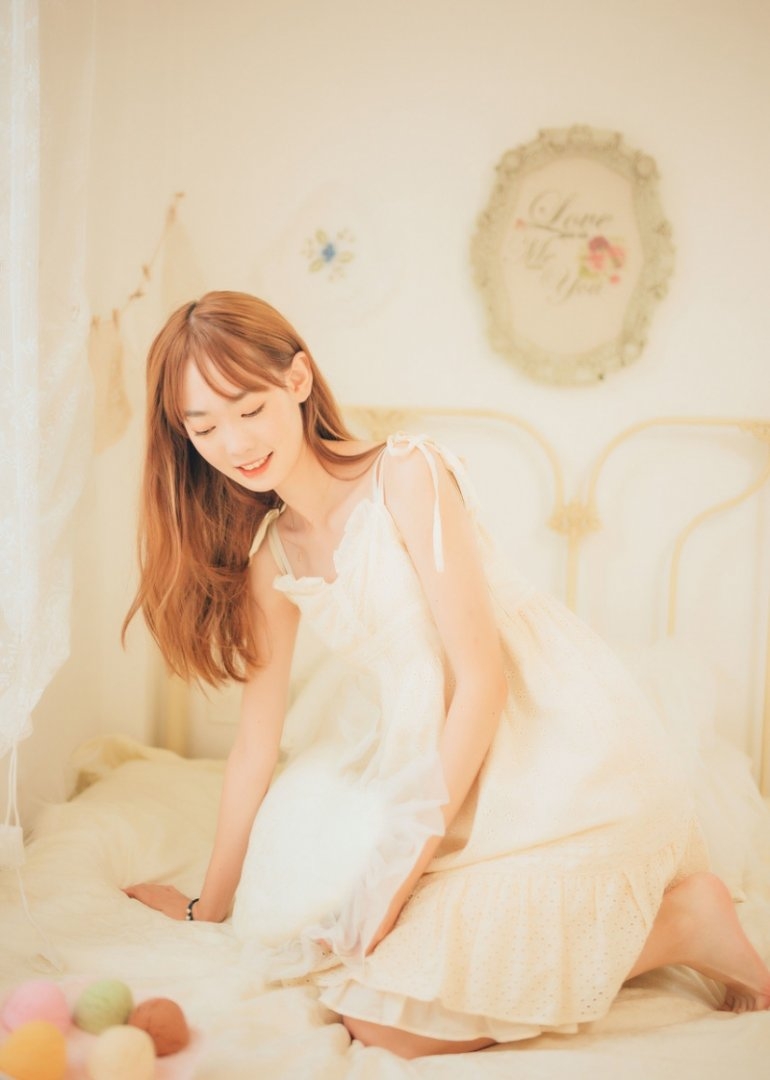 金发少女吊带白裙清新可人图片