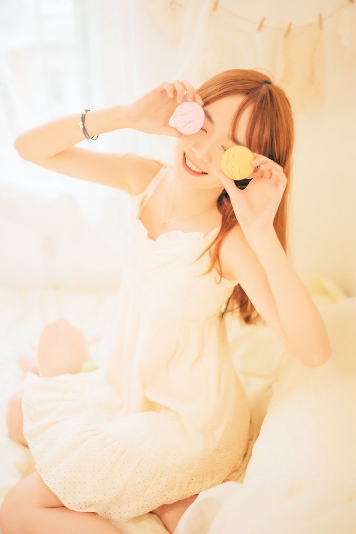 金发少女吊带白裙清新可人图片