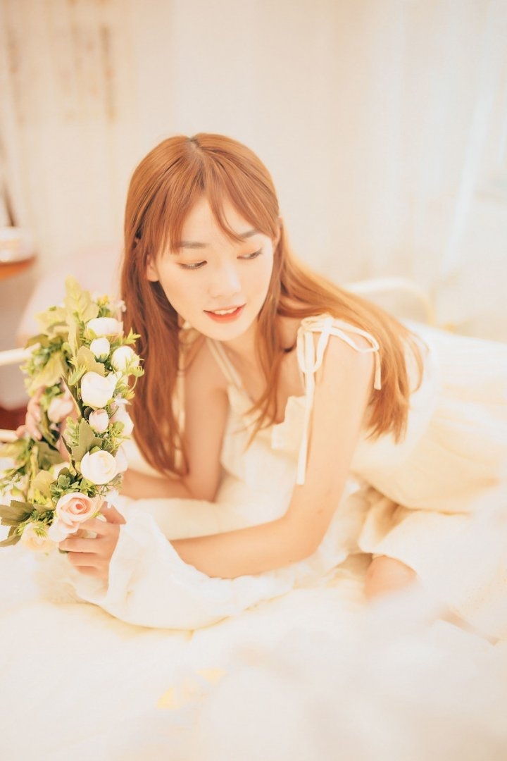 金发少女吊带白裙清新可人图片