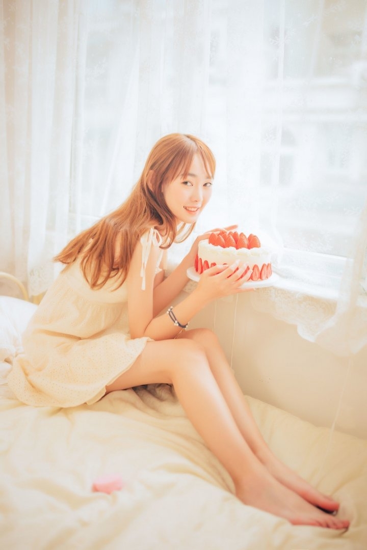 金发少女吊带白裙清新可人图片