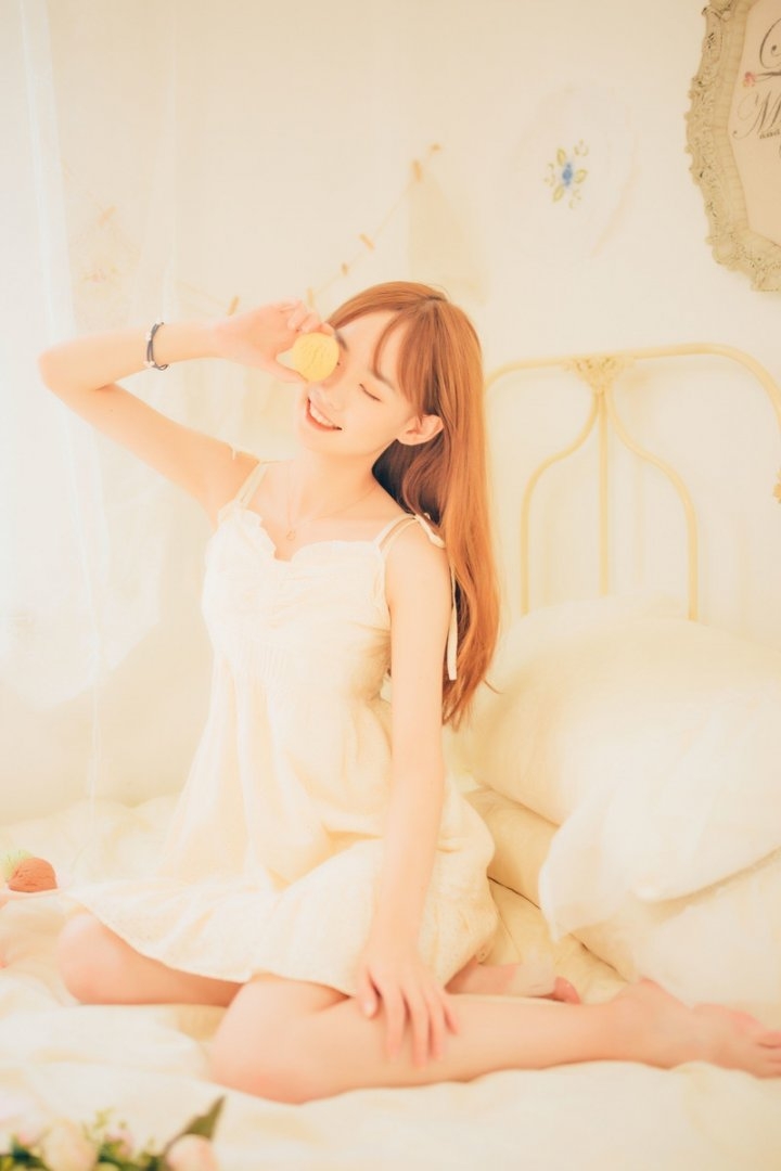 金发少女吊带白裙清新可人图片
