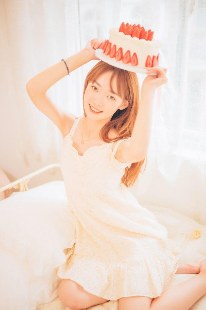 金发少女吊带白裙清新可人图片