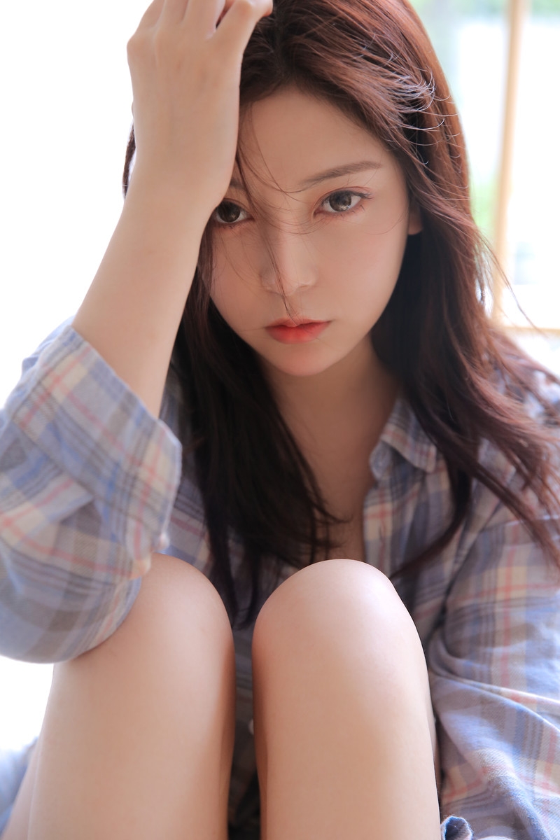 衬衫小姐姐白皙大长腿精选图片