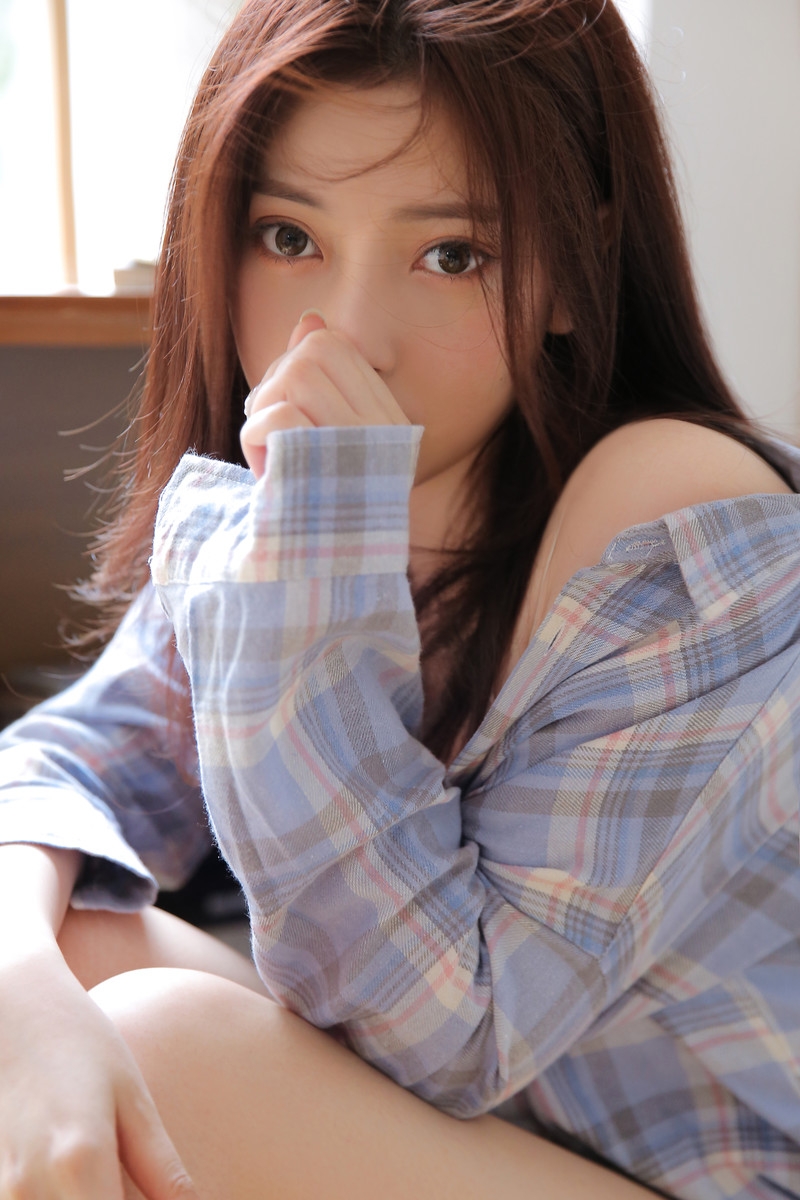 衬衫小姐姐白皙大长腿精选图片