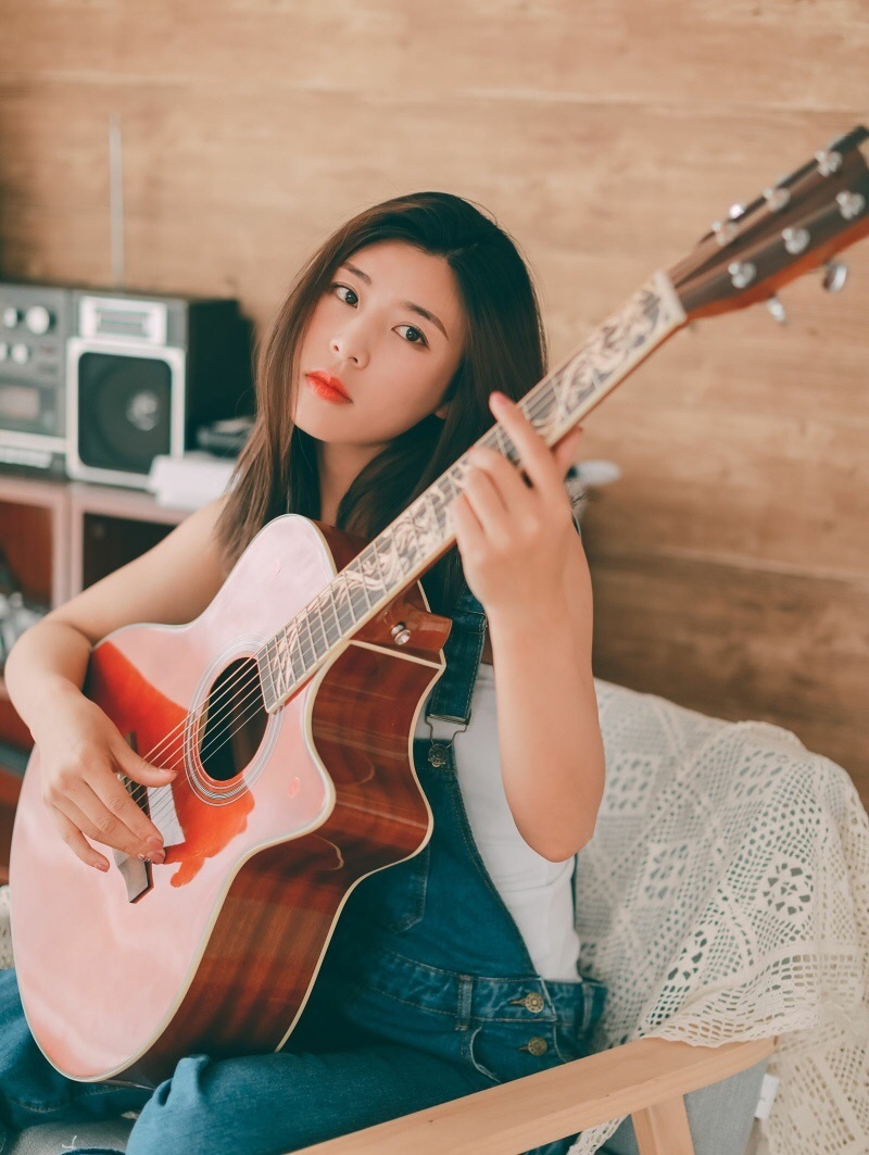 大提琴美女牛仔背带裤私房写真