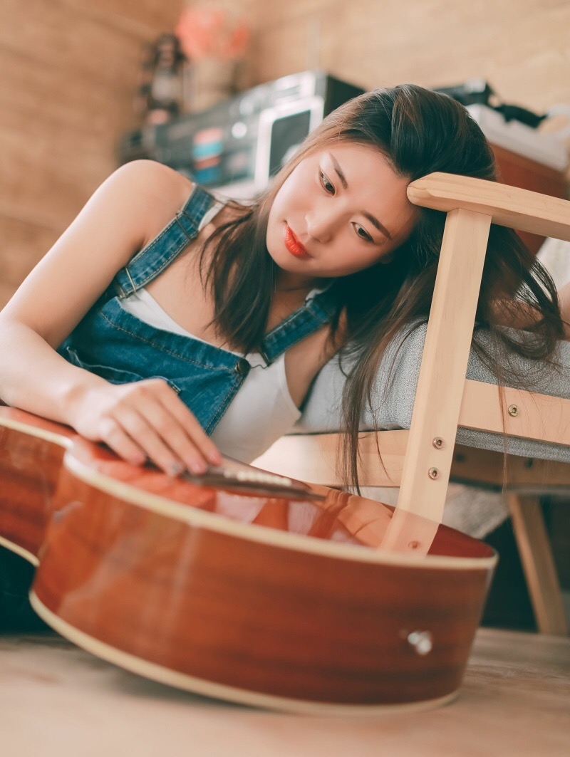 大提琴美女牛仔背带裤私房写真