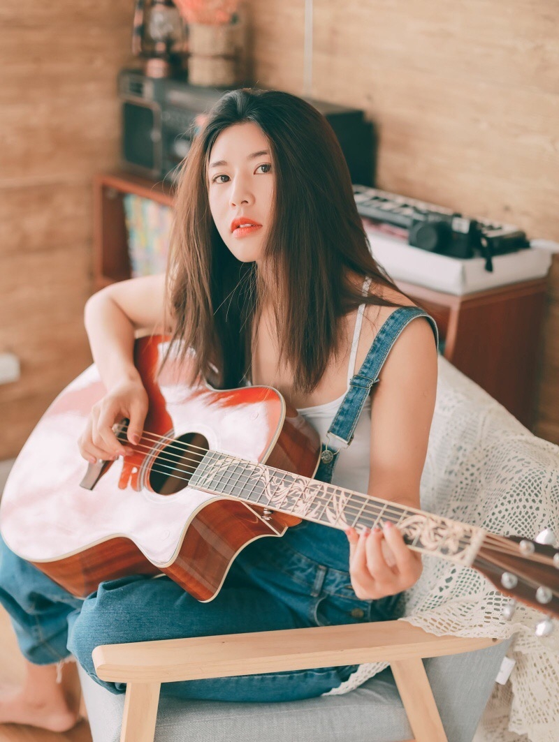 大提琴美女牛仔背带裤私房写真