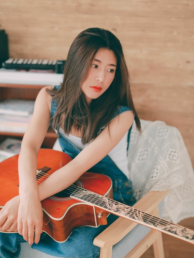 大提琴美女牛仔背带裤私房写真