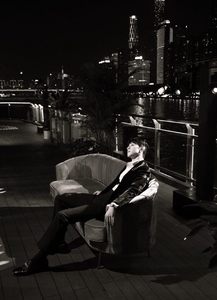 邓伦夜色光影下氛围感十足写真