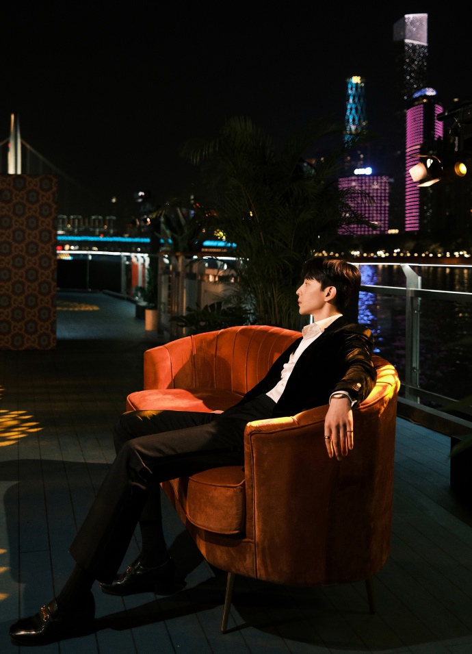 邓伦夜色光影下氛围感十足写真