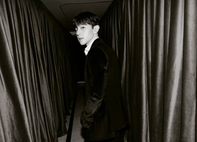 邓伦夜色光影下氛围感十足写真