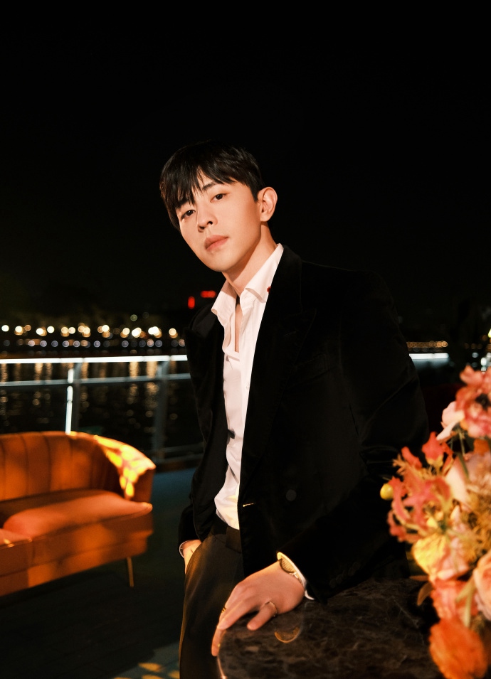 邓伦夜色光影下氛围感十足写真