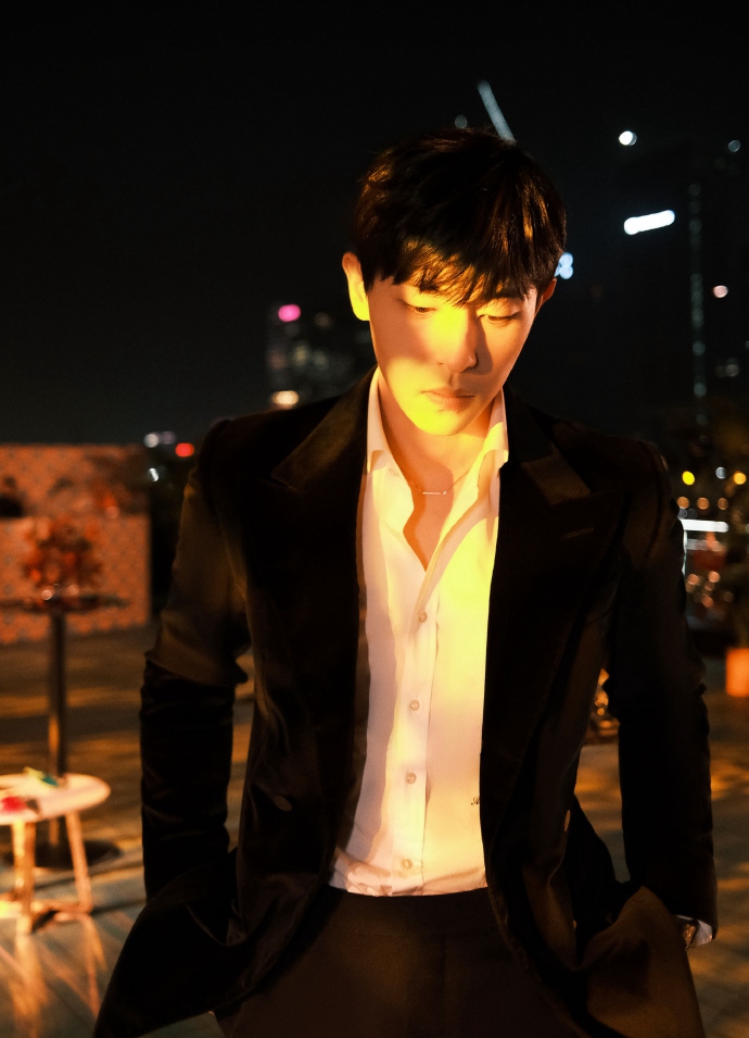 邓伦夜色光影下氛围感十足写真