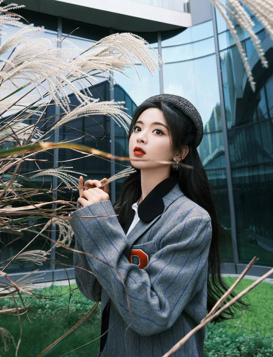 杨超越学院风造型少女感十足写真